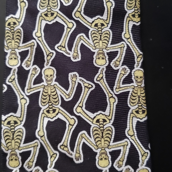 Fun skeleton necktie - Picture 4 of 4